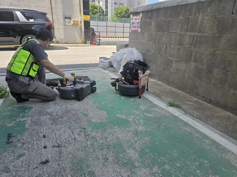 원룸화장실배수구막힘 작업 진행 사진