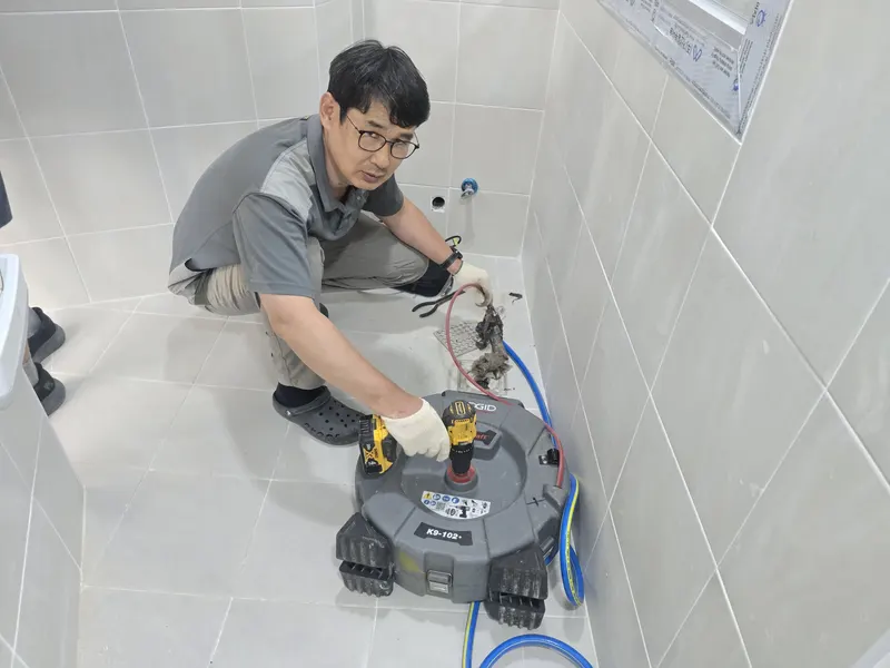 오래된화장실배수구막힘 현장 점검 사진
