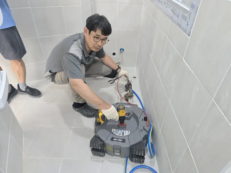 오래된화장실배수구막힘 장비 사용 사진